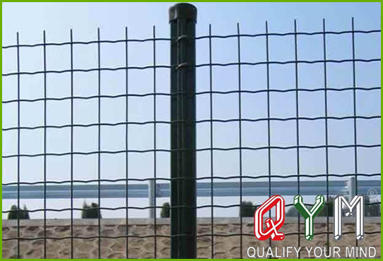 Waved mesh fence