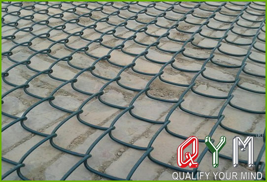 Rhombic chain link fence