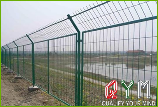 Frame highway fence