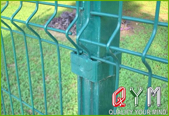 Curvy welded fence