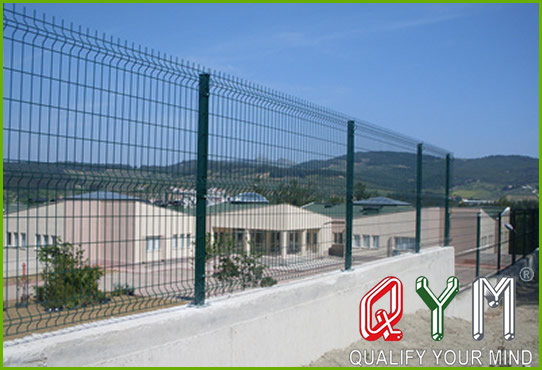 Welded wire mesh fence