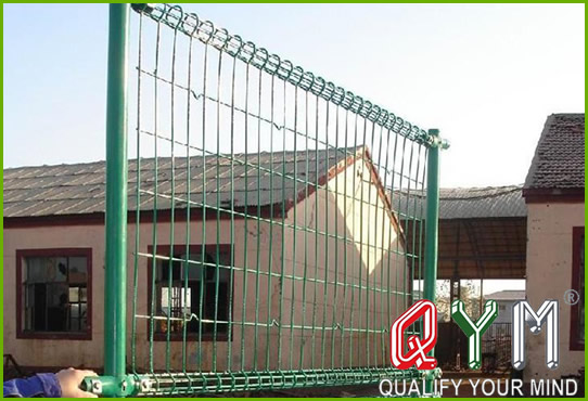 Rolled top mesh fence