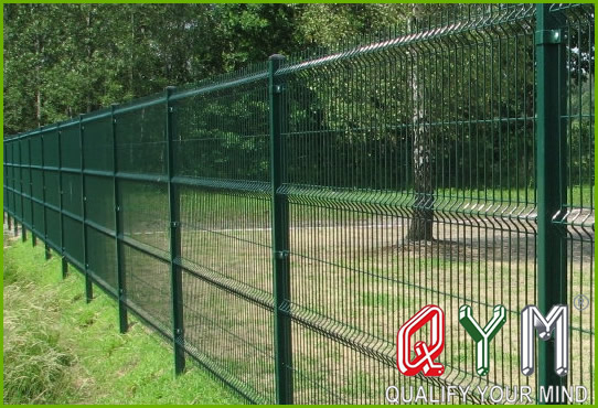 Welded mesh fence with curves