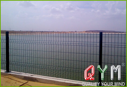 Welded curved 3d wire mesh fence